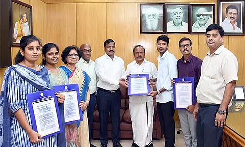 4 இளநிலை வேலைவாய்ப்பு அலுவலர்களுக்கு பணிநியமன ஆணைகள் - அமைச்சர் சி.வி.கணேசன் வழங்கினார்