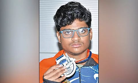 கடல் நீச்சலில் பதக்கம் வென்ற சென்னை வீரர்