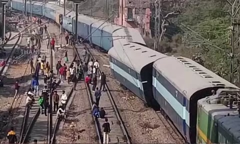 டெல்லியில் சரக்கு ரெயில் தடம்புரண்டு விபத்து