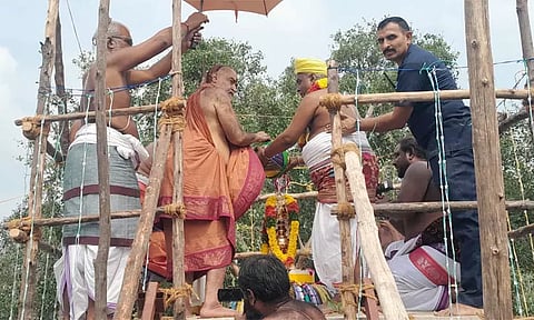 காட்டுமன்னார்கோவில் அருகே சிவலோக நாதர் கோவில் கும்பாபிஷேகம்: காஞ்சி சங்கராச்சாரியார் பங்கேற்பு