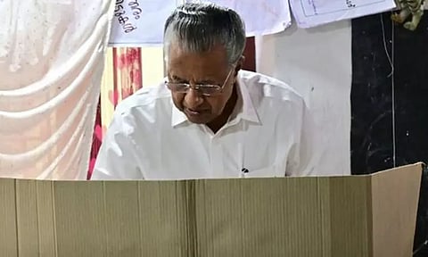 கேரளா உள்ளாட்சித் தேர்தல்: முதல்-மந்திரி பினராயி விஜயன் வாக்களித்தார்