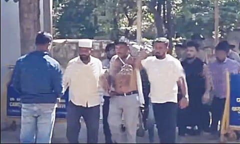 மாணவிக்கு பாலியல் தொல்லை கொடுத்த ஆசிரியர்... செருப்பு மாலை அணிவித்து ஊர்வலமாக அழைத்து சென்று போலீசில் ஒப்படைப்பு