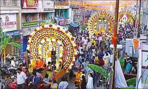 ஸ்ரீகாளஹஸ்தி நகர வீதிகளில் ஏழு கங்கையம்மன்கள் ஊர்வலமாக சென்ற காட்சி.