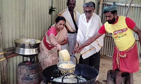 சுசீந்திரம்: ஆஞ்சநேயர் ஜெயந்தி விழாவிற்கு லட்சம் லட்டு தயாரிக்கும் பணி தொடங்கியது