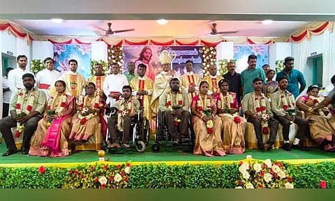 தூத்துக்குடியில் 5 மாற்றுத்திறனாளி ஜோடிகளுக்கு கூட்டுத் திருமணம்: ரூ.15 லட்சம் மதிப்பில் சீதனம் வழங்கல்