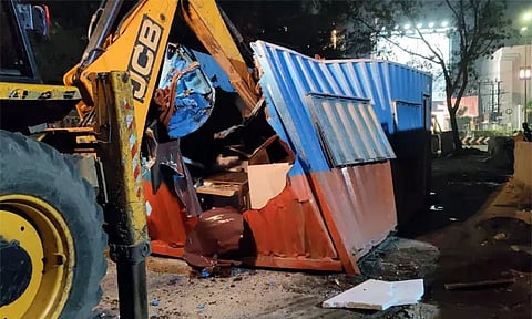 சாலையில் பாதிப்பு ஏற்படுத்தும் வகையில் வைக்கப்பட்டிருந்த கண்டெய்னர் அகற்றம்; ரூ.1 லட்சம் அபராதம் - சென்னை மாநகராட்சி