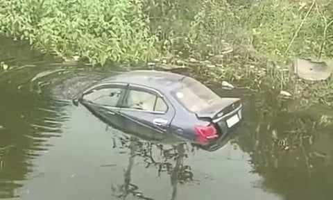 விழுப்புரத்தில் ஏரிக்குள் கார் பாய்ந்து விபத்து - அதிர்ஷ்டவசமாக உயிர்தப்பிய இருவர்