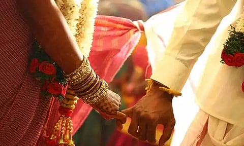 மதம் மாறி காதல் திருமணம் செய்ததால் ஆத்திரம்.. பெண்ணின் உறவினர்கள் செய்த கொடூரம்