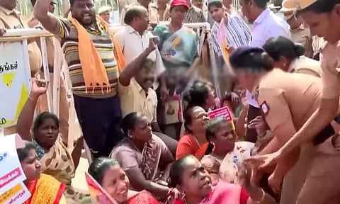 கருணாநிதி நினைவிடம் அருகே போராட்டத்தில் ஈடுபட்ட தூய்மை பணியாளர்கள் கைது