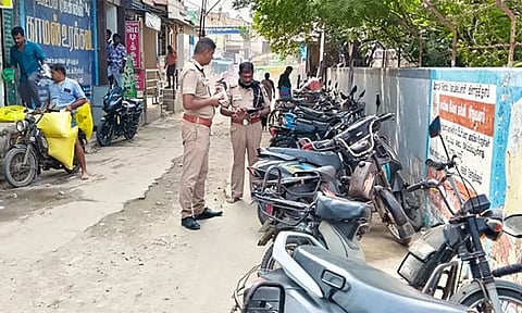 நோ பார்க்கிங்கில் நிறுத்தப்பட்ட வாகனங்களுக்கு அபராதம்