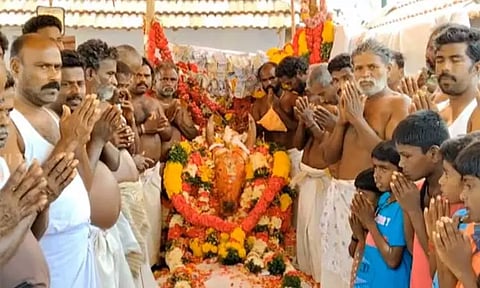 உயிரிழந்த ஜல்லிக்கட்டு காளைக்கு ஊர் மக்கள் மரியாதை - மதுரையில் நெகிழ்ச்சி சம்பவம்