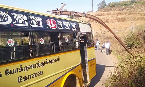 அரசு பஸ் மீது விழுந்த மின் கம்பம் - அதிர்ஷ்டவசமாக உயிர் தப்பிய பயணிகள்