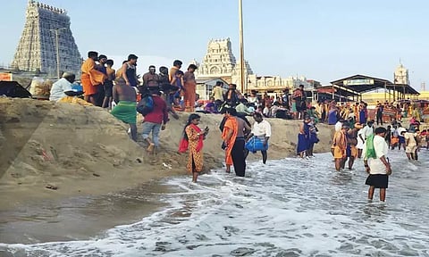 திருச்செந்தூர் கடற்கரையில் மண் அரிப்பு