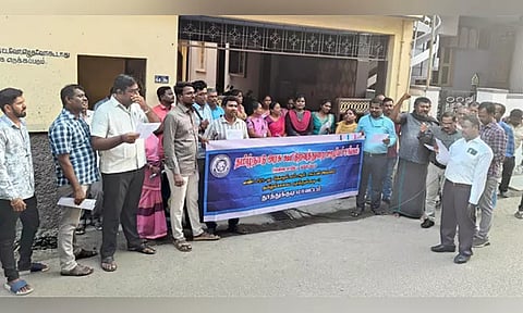 பணியிடமாற்ற ஆணையை ரத்து செய்ய வலியுறுத்தி கூட்டுறவுத்துறை ஊழியர்கள் ஆர்ப்பாட்டம்