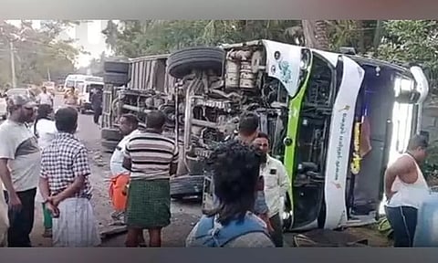 கன்னியாகுமரியில் ஆம்னி பஸ் சாலையில் கவிழ்ந்து விபத்து - 40 பேர் காயம்