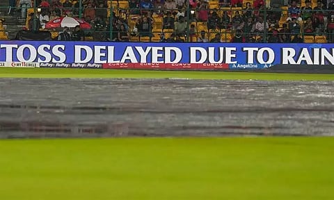 இந்தியா - பாகிஸ்தான் ஆட்டம்: மழையால் டாஸ் சுண்டுவதில் தாமதம்
