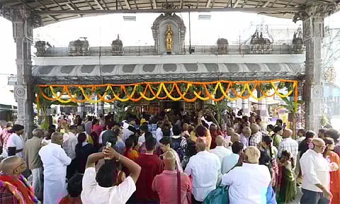 பேடி ஆஞ்சநேயர் கோவிலில் நடைபெற்ற சிறப்பு அபிஷேகத்தின்போது தரிசனம் செய்த பக்தர்கள்