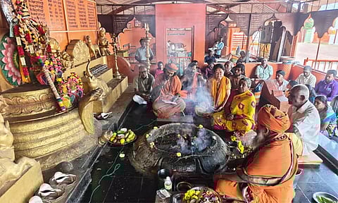 உலக நலன் வேண்டி சனீஸ்வர பகவானுக்கு சிறப்பு யாக வழிபாடு