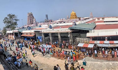 பழனி மலைக் கோவிலில் குவிந்த பக்தர்கள்... 2 மணி நேரம் காத்திருந்து தரிசனம்