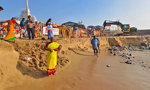 திருச்செந்தூர் கடற்கரையில் கடல் அரிப்பால் உருவான 6 அடி பள்ளம்- புனிதநீராட பக்தர்கள் சிரமம்