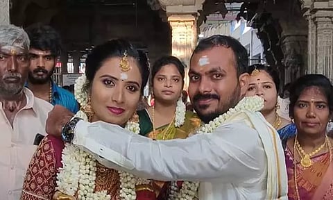 ஒரே நாளில் 50 ஜோடிகள் திருமணம் - களைகட்டிய திருச்செந்தூர் முருகன் கோவில்