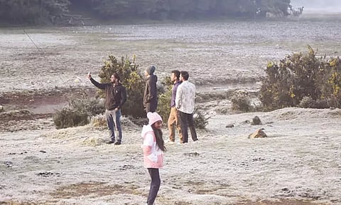 ஊட்டியில் உறைபனி: சுற்றுலா பயணிகள் குதூகலம்