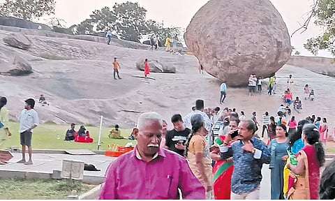 விடுமுறை தினம்: மாமல்லபுரத்தில் குவிந்த சுற்றுலா பயணிகள்