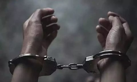 கர்நாடகாவில் தமிழக பஸ் டிரைவரை தாக்க முயன்ற 2 வாலிபர்கள் கைது