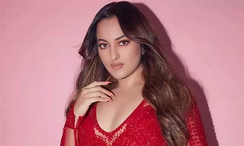 சமூக வலைதளங்களை பயன்படுத்த குழந்தைகளுக்கு தடை விதிக்க வேண்டும்- நடிகை சோனாக்சி சின்கா