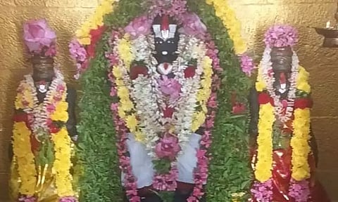 சிறப்பு அலங்காரத்தில் கோம்புப்பாளையம் ஸ்ரீதேவி பூதேவி சமேத சீனிவாச பெருமாள்.