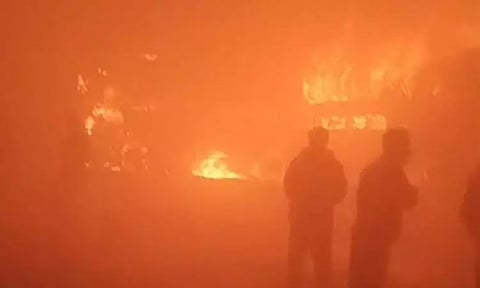 உ.பி.: கடும் பனி மூட்டத்தால் அடுத்தடுத்து மோதி தீப்பற்றி எரிந்த வாகனங்கள் - 4 பேர் பலி