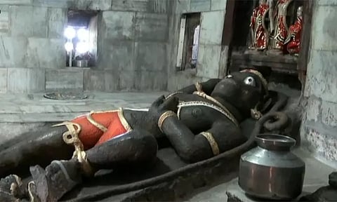 காந்த பாறையில் வடிக்கப்பட்ட ஆஞ்சநேயர் சிலை.. மோதா மாருதி கோவில் சிறப்புகள்