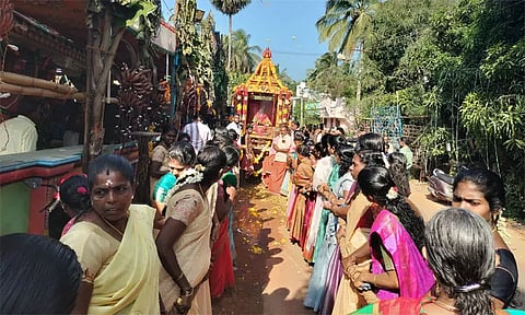 கோவில்விளை முத்தாரம்மன் கோவில் திருவிழா.. திருத்தேரில் அம்மன் பவனி