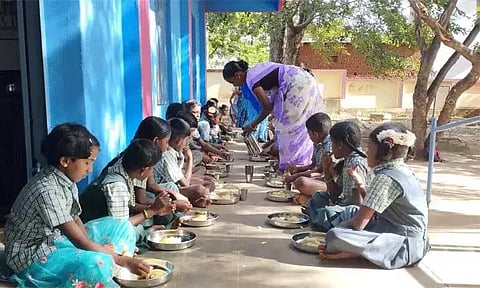 தேர்வு கிடையாது..! 10வது படித்திருந்தால் சத்துணவு மையத்தில் வேலை!