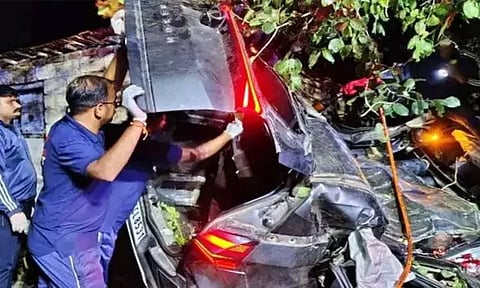 குஜராத்: மரத்தின் மீது கார் மோதி கோர விபத்து - 3 பேர் பலி