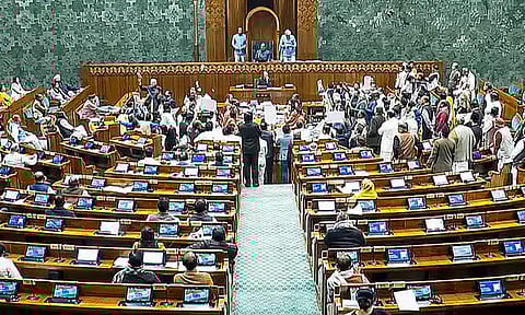 மக்களவையில் மசோதா நகல்களை கிழித்தெறிந்து எதிர்க்கட்சிகள் கடும் அமளி