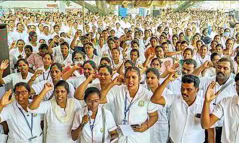 சென்னையில் நர்சுகள் உண்ணாவிரத போராட்டம்; 550 பேர் கைது