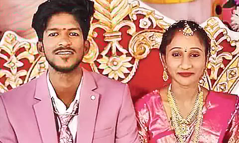 ஓடும் ரெயிலில் இருந்து தவறி விழுந்து புதுமண தம்பதி பலி