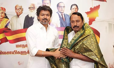 புஸ்ஸி ஆனந்த் இல்லாமல் செங்கோட்டையனுடன் ஆலோசனை நடத்திய விஜய்