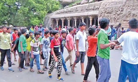 விடுமுறை தினம்: மாமல்லபுரத்தில் குவிந்த சுற்றுலா பயணிகள்