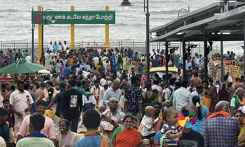 திருச்செந்தூரில் 5 மணி நேரம் காத்திருந்து சாமி தரிசனம் செய்த பக்தர்கள்