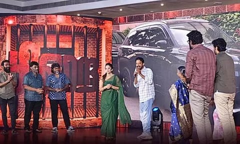 "சிறை" பட இயக்குனருக்கு கார் பரிசாக வழங்கிய தயாரிப்பாளர் லலித் குமார்