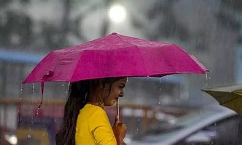 தமிழகத்தில் ஓரிரு இடங்களில் 4 நாட்களுக்கு லேசான மழை பெய்யக்கூடும் - வானிலை மையம்