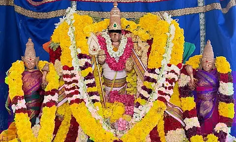 சாமந்தி மாலை அலங்காரத்தில் அருள்பாலித்த வல்லக்கோட்டை முருகன்