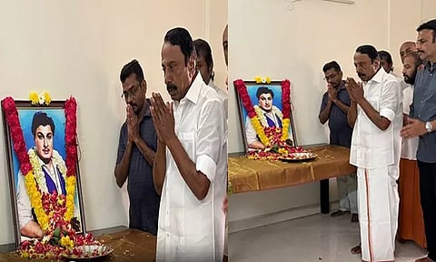 எம்.ஜி.ஆர். படத்திற்கு மரியாதை செலுத்திய செங்கோட்டையன்