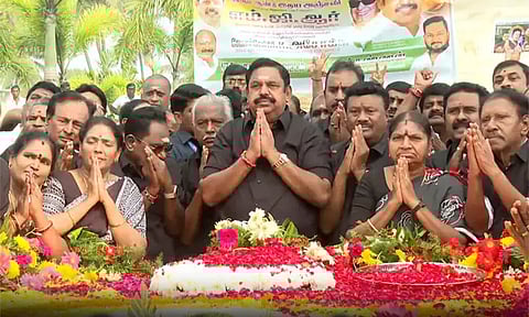 எம்ஜிஆர் நினைவிடத்தில் எடப்பாடி பழனிசாமி மலர் தூவி மரியாதை