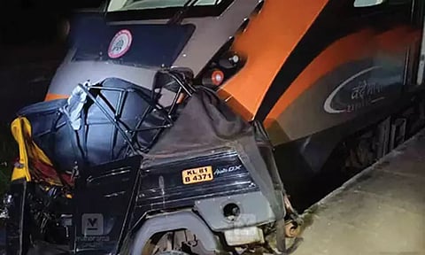 தண்டவாளத்தில் ஆட்டோவை நிறுத்திய டிரைவர்; வந்தே பாரத் ரயில் மோதியதால் பயணிகள் அதிர்ச்சி