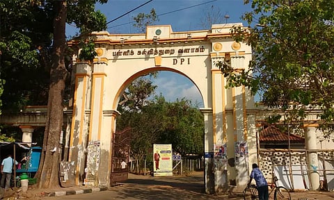 அரையாண்டு விடுமுறை முடிந்து பள்ளிகள் திறக்கும் முதல் நாளிலேயே பாடப்புத்தகங்களை வழங்க உத்தரவு