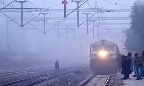 பனிமூட்டம்: மின்சார ரெயில்கள் தாமதமாக இயக்கம்