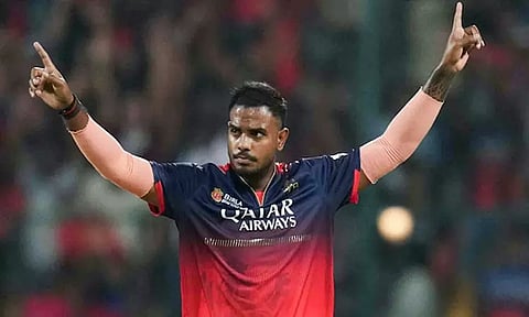 போக்சோ வழக்கில் கைதாகும் ஆர்.சி.பி. வீரர் ?